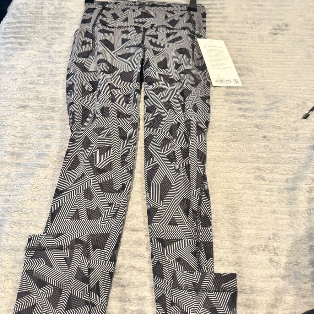 Lululemon Swift Speed HR Tight 28” Black White Print Leggings Size 2 NWT